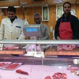 In fondo al negozio � poi collocata la macelleria che offre proprio quella carne halal ambita dai musulmani